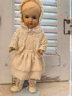 Prachtige pop met kleding en standaard, Ophalen of Verzenden, Gebruikt, Pop