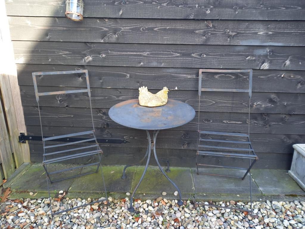 Bistro set tafel 2 stoelen metaal landelijk brocant 15 00 eu, Ophalen, Gebruikt, Overige materialen, 2 zitplaatsen