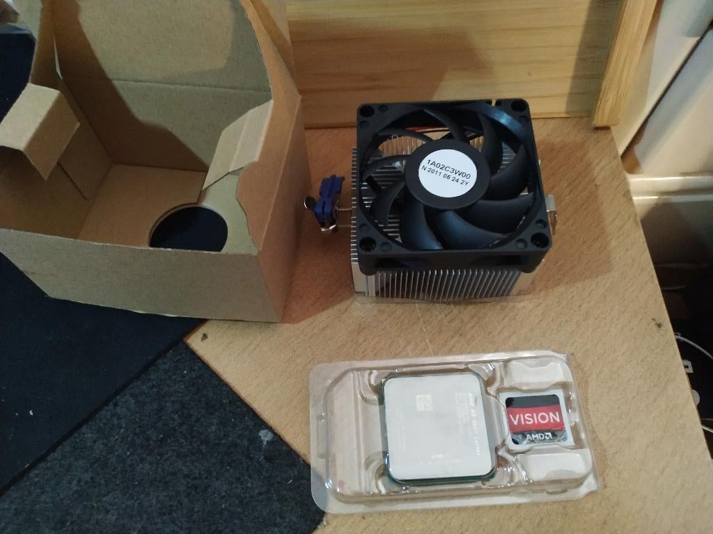 AMD A8-Series A8 3800 2.4 GHz Quad-Core, Computers en Software, Processors, Ophalen of Verzenden, Nieuw