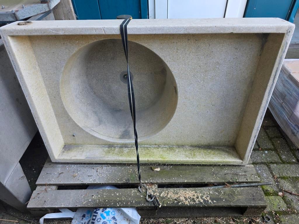Robuuste oude beton wasbak - Uniek design, Ophalen of Verzenden, Gebruikt, Steen, Wastafel