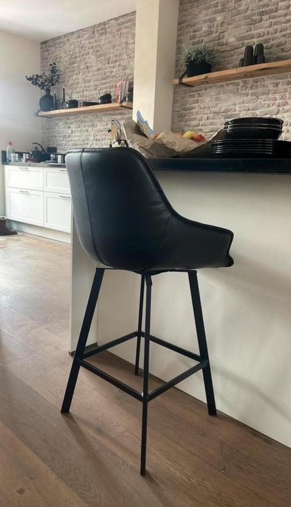 Zwarte barkruk, Huis en Inrichting, Barkrukken, 1 kruk, Ophalen, Zo goed als nieuw, 60 tot 90 cm