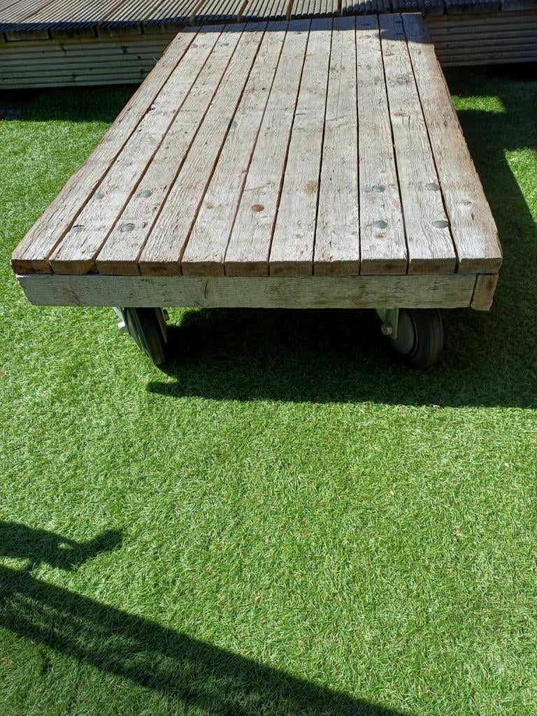 Robuuste houten salontafel op wielen, mooi verweerd, Gebruikt, 100 tot 150 cm, Minder dan 50 cm, Rechthoekig