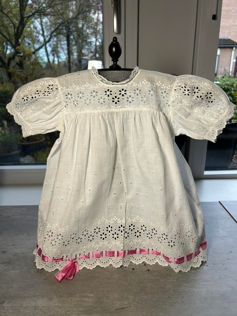 Antiek poppen baby jurkje, heel oud maar prima in orde, Antiek en Kunst, Antiek | Kleding en Accessoires, Ophalen of Verzenden