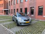 Toyota Yaris 1.0 12V Vvt-i 3DR 2006 Grijs, Auto's, Voorwielaandrijving, Stof, 40 €/maand, Zwart
