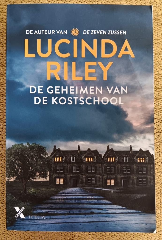 Lucinda Riley - De geheimen van de kostschool, Ophalen of Verzenden, Zo goed als nieuw, Lucinda Riley