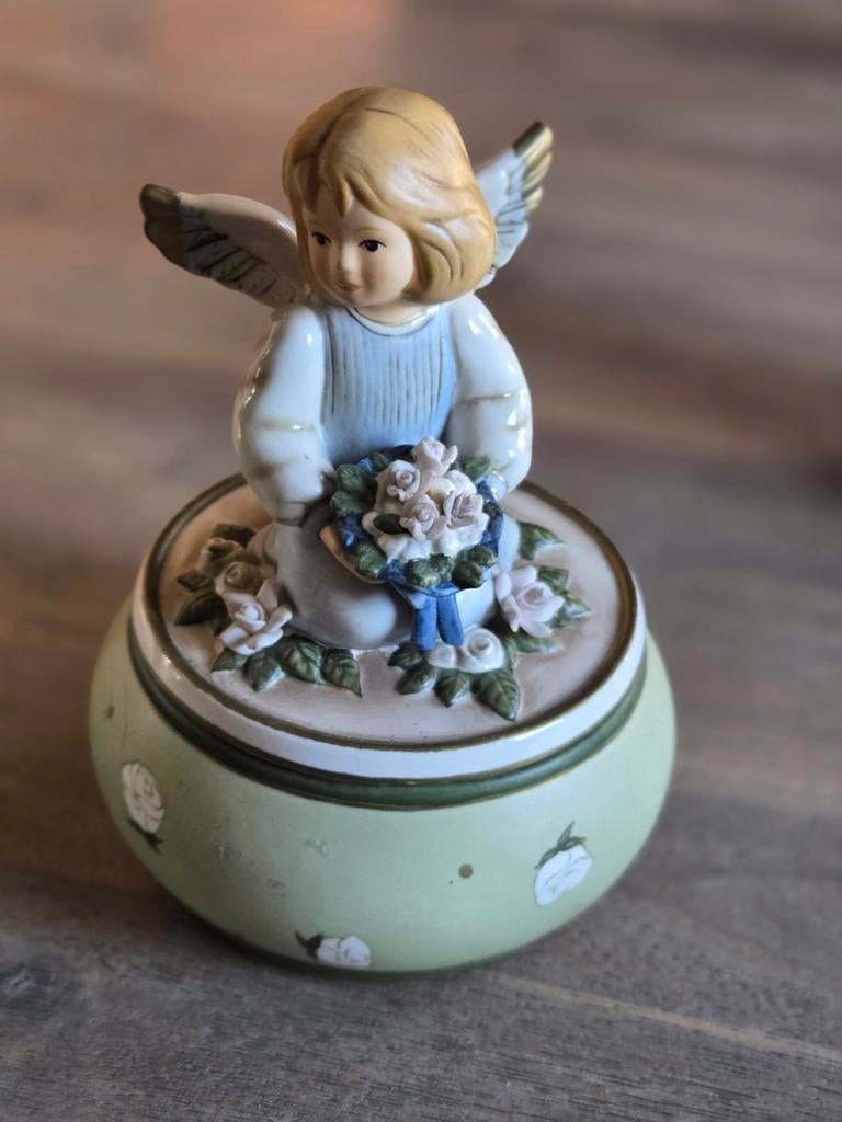 Goebel Muziekdoosje Engel met Bloemen - Vintage Porselein, Verzamelen, Ophalen of Verzenden, Zo goed als nieuw, Mens