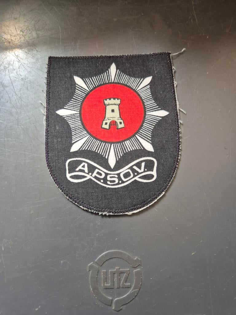 Embleem A.P.S.O.V., Ophalen of Verzenden, Nederland, Embleem of Badge