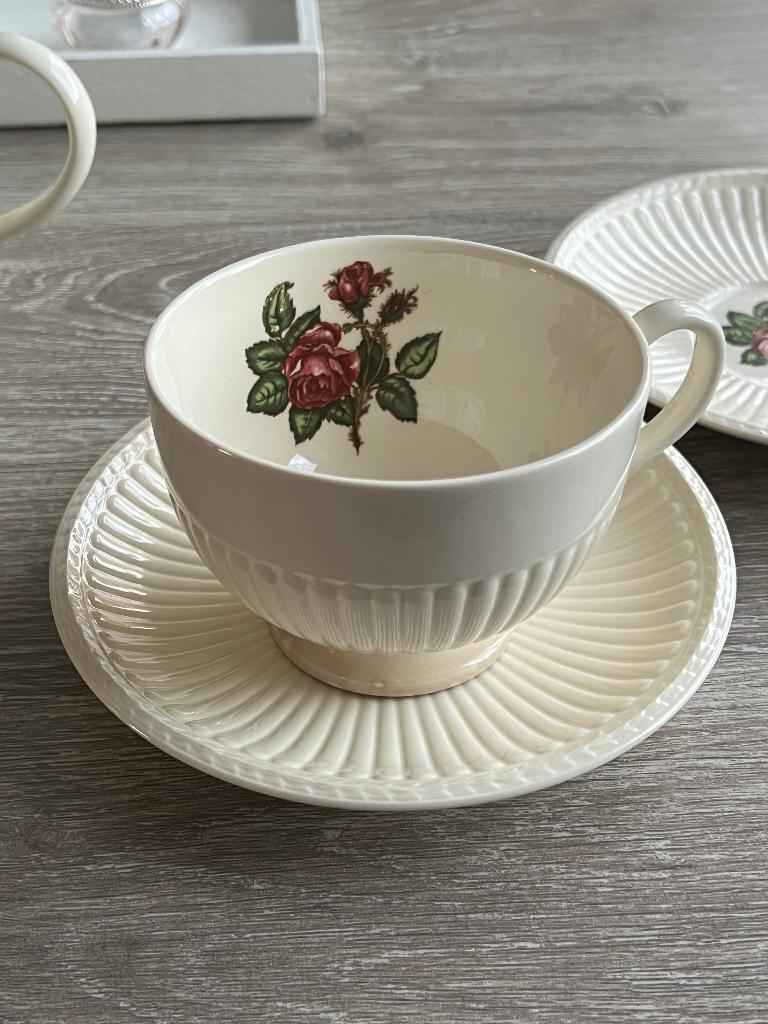 Wedgewood Moss Rose kop en 2 x schotel, Huis en Inrichting, Ophalen, Zo goed als nieuw, Wedgwood, Kop(pen) en/of Schotel(s)