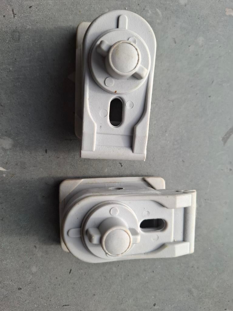 2 Voortent clips. Ideaal als vervanging of res.onderdeel, Ophalen of Verzenden, Gebruikt