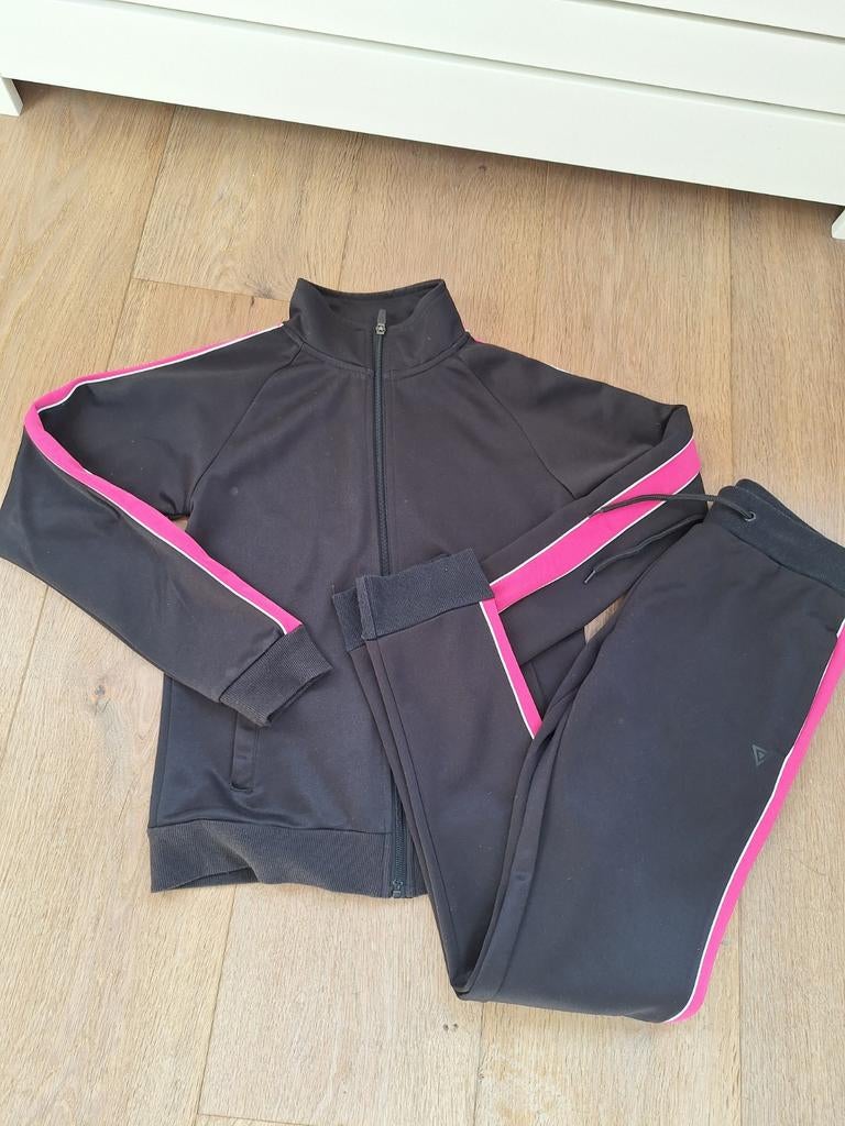 Net trainingspak Osaga mt 164, Ophalen of Verzenden, Zo goed als nieuw, Jongen of Meisje, Sport- of Zwemkleding