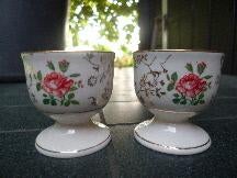 4 Eierdopjes en zout en peper schaaltje rode roosjes / goud, Antiek en Kunst, Antiek | Servies los, Ophalen of Verzenden