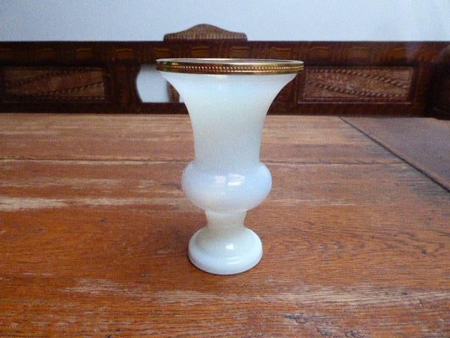 Vintage opaline vaasje met verguld randje, Murano, Ophalen of Verzenden