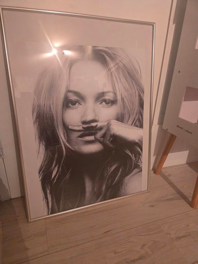 Ingelijste poster Kate Moss met snor, Ophalen, Gebruikt, 75 tot 100 cm, Foto of Poster