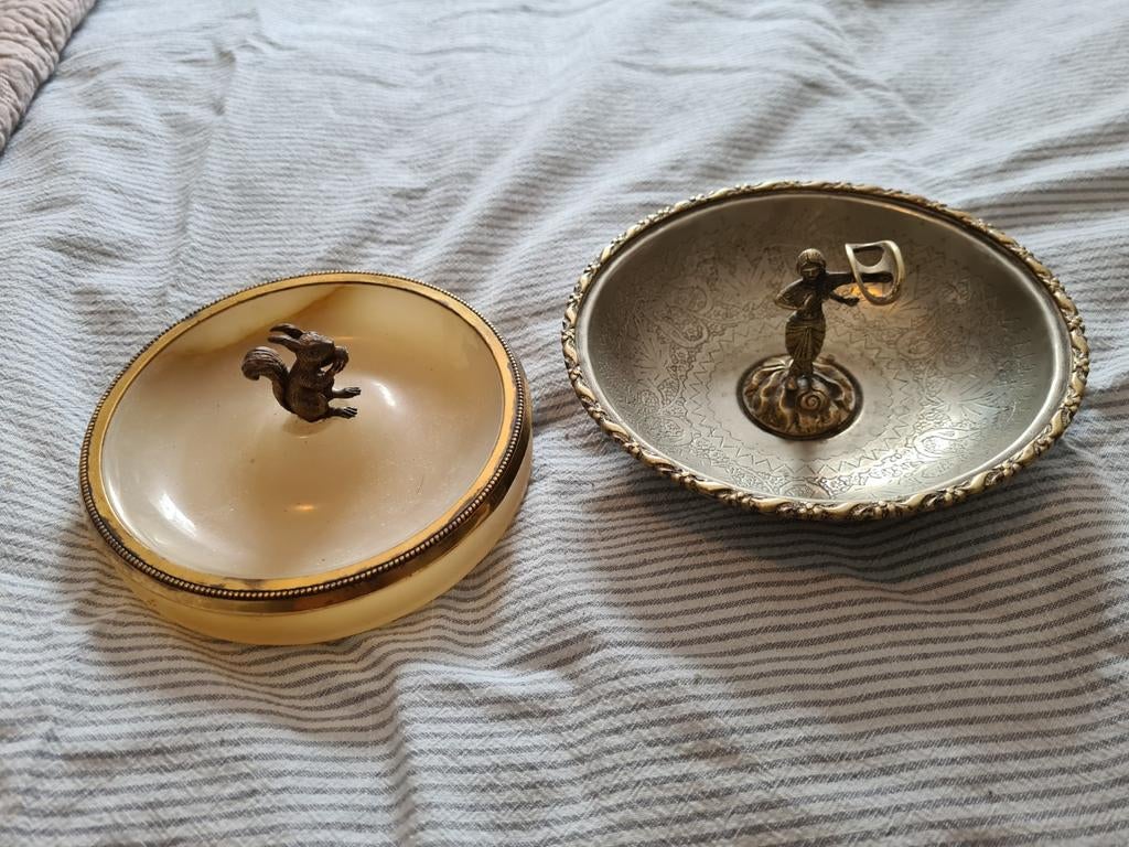 Twee decoratieve schaaltjes, eekhoorn en figuur, Ophalen of Verzenden