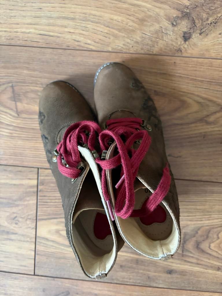 Trachten schoenen, Ophalen of Verzenden, Zo goed als nieuw, Zwart, Sneakers of Gympen