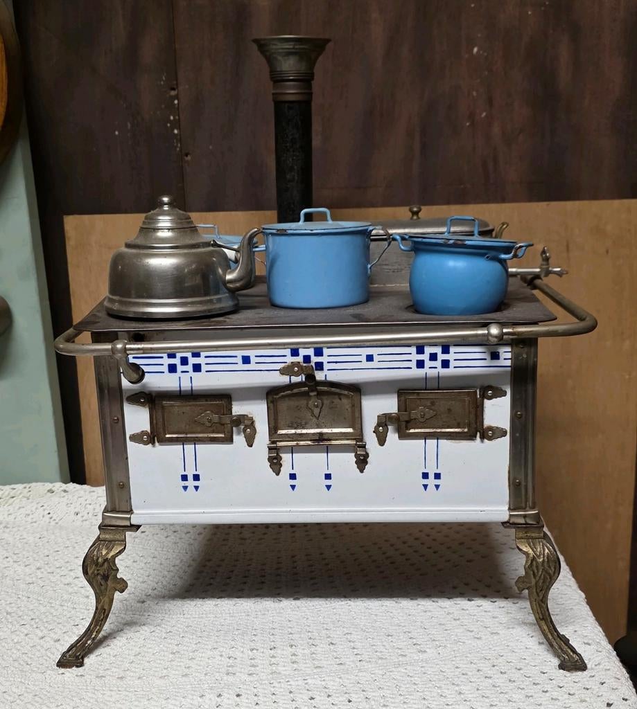 Antiek speelgoedfornuis met pannen, ca. 1900-1920, Ophalen of Verzenden