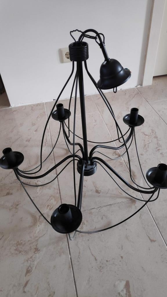 Zwarte metalen kroonluchter met 5 armen, 2 stuks, Huis en Inrichting, Lampen | Kroonluchters, Ophalen, Gebruikt, Metaal, Industrieel, Modern