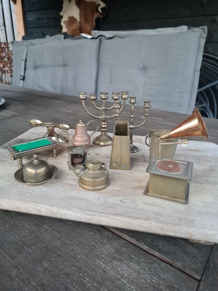 Verzameling van miniatuur messing decoratieobjecten, Ophalen