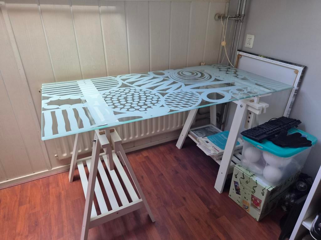 Ikea bureau, Huis en Inrichting, Bureaus, Zo goed als nieuw, IKEA, Hout, In hoogte verstelbaar, Ophalen