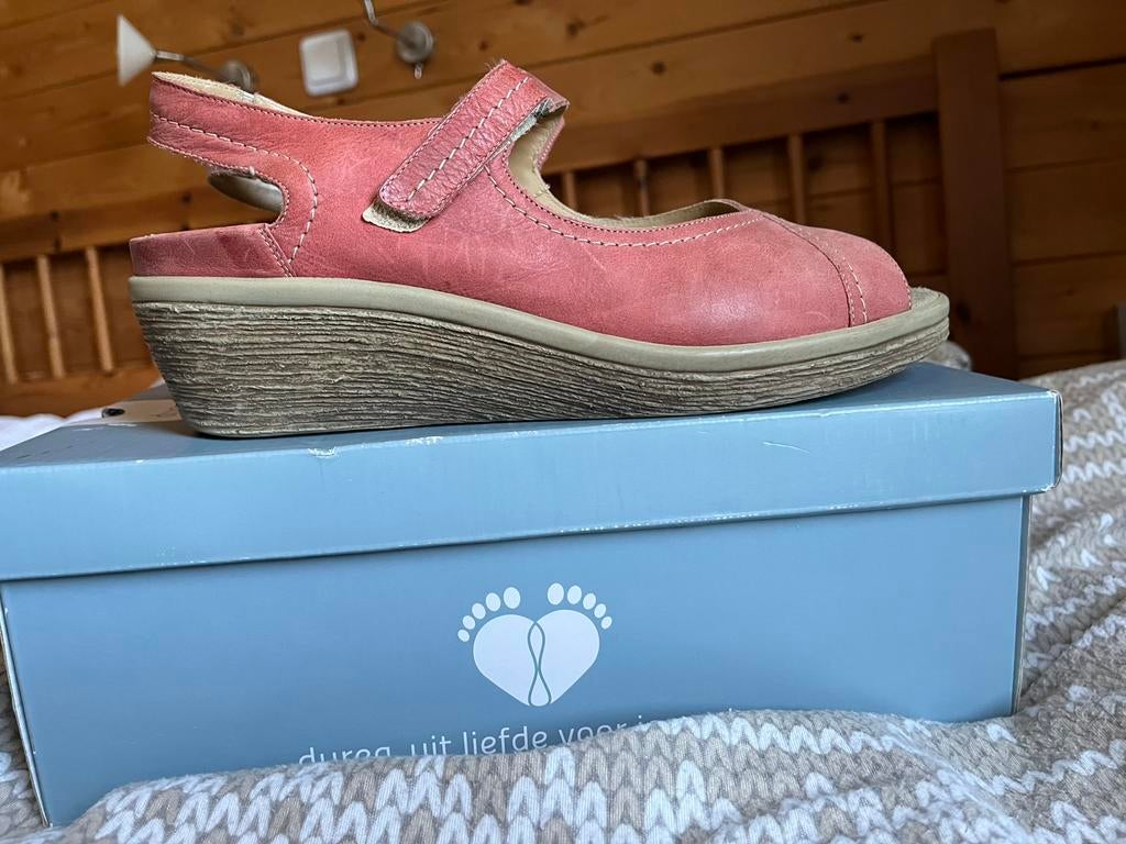 Roze/rode Sandalen met sleehak van Durea. Maat 7 1/2, Kleding | Dames, Schoenen, Ophalen of Verzenden, Zo goed als nieuw, Roze
