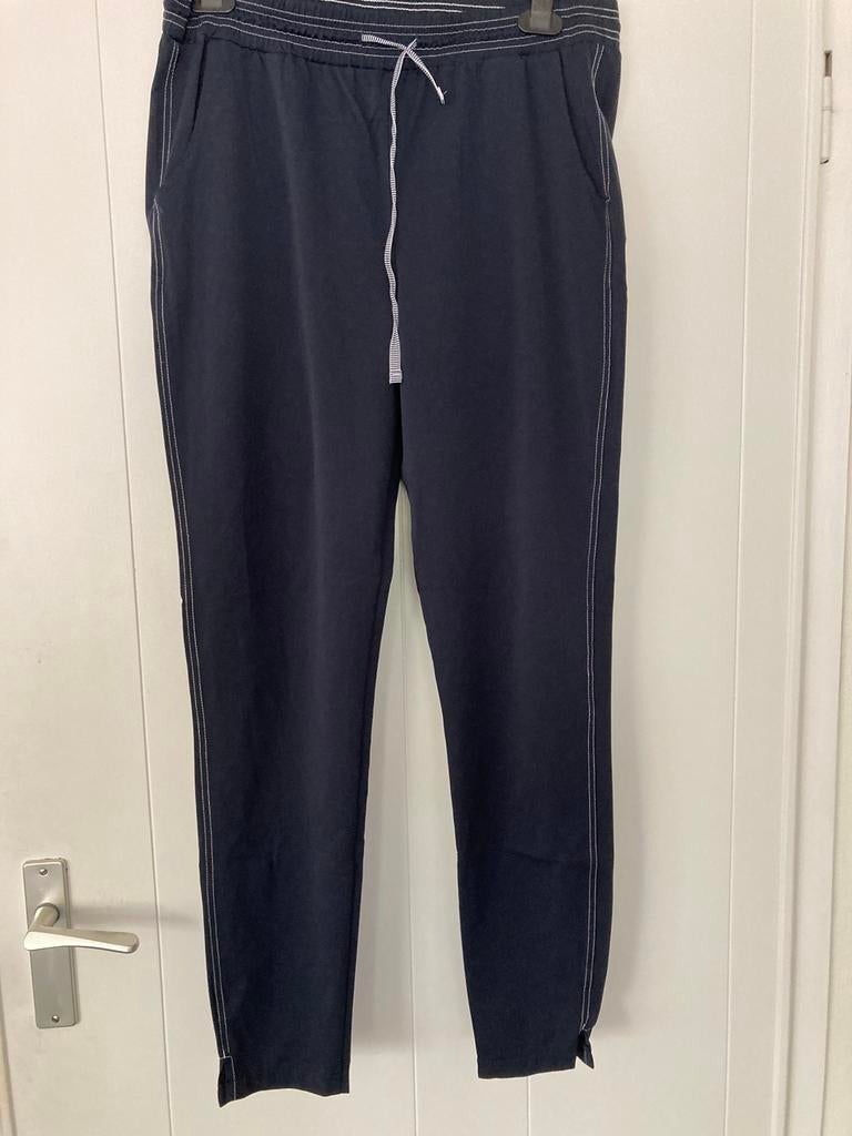 Donkerblauwe sportief model broek met witte stiksel, Maat 38/40 (M), Blauw, Ophalen of Verzenden, Zo goed als nieuw