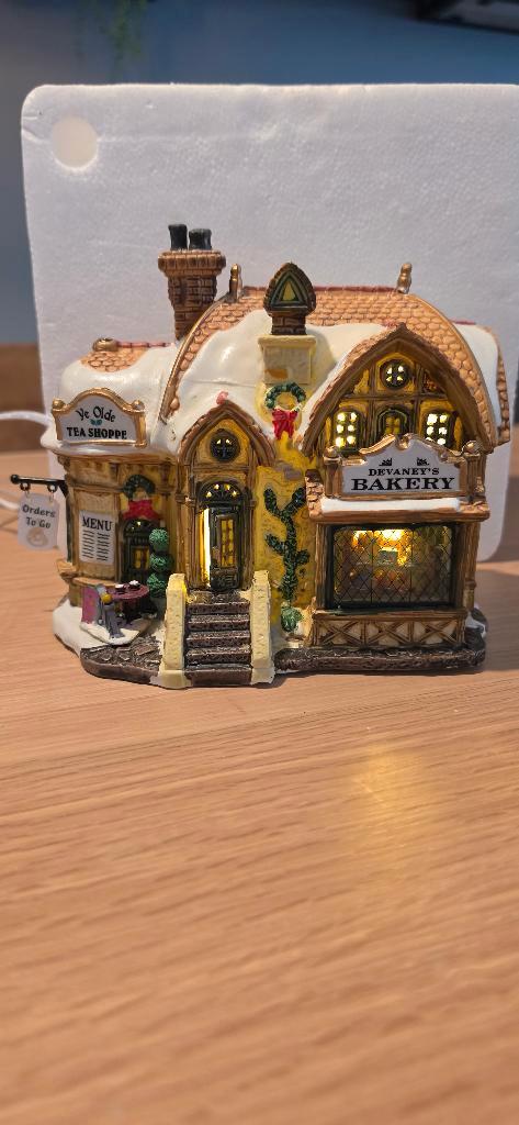 Lemax Devaney’s Bakery & Tea Shop kersthuisje | Verlicht, Diversen, Kerst, Gebruikt, Verzenden