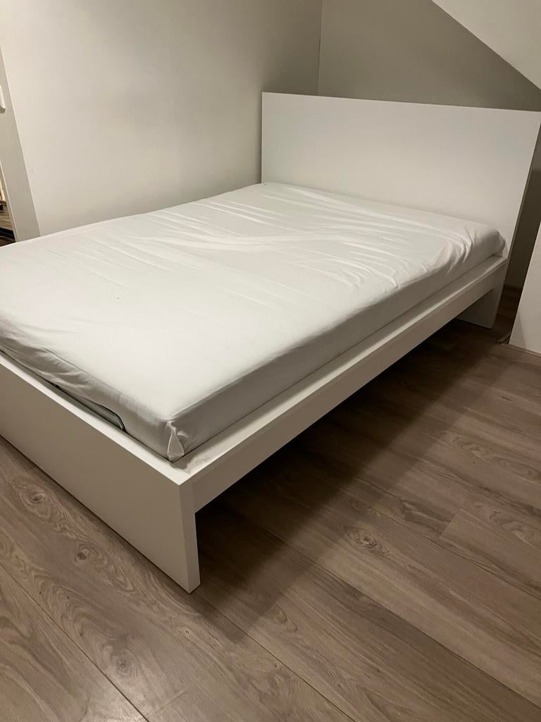 Malm bed wit 140x200 met verstelbare bodem, Ophalen, Gebruikt, Wit, Tweepersoons