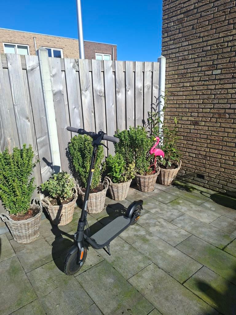 Ninebot kickscooter F25E + oplader en extra band, Ophalen, Gebruikt, Elektrische step (E-scooter), Ninebot