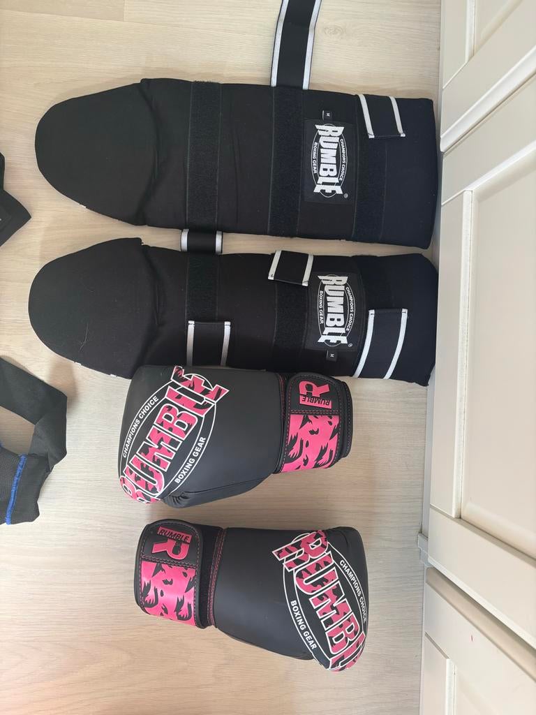 Rumble kickbokshandschoenen (10oz) en beschermers (M), Ophalen of Verzenden, Zo goed als nieuw, Bokshandschoenen