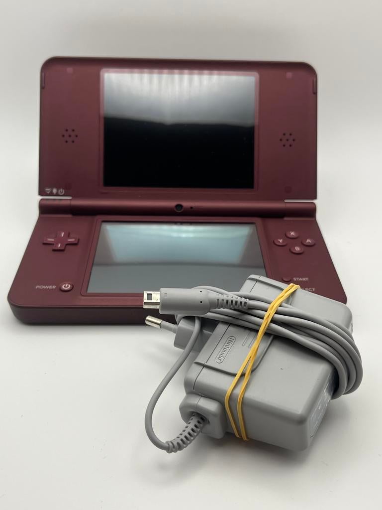 DSi XL Burgundy Rood incl Oplader en Gratis Spel, Spelcomputers en Games, Spelcomputers | Nintendo DS, Ophalen of Verzenden, Gebruikt