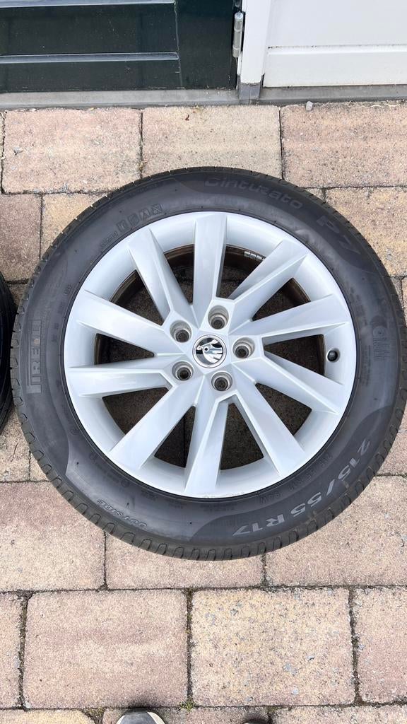 Originele Skoda velgen (17 inch) met goede zomerbanden., Ophalen, Velg(en), 17 inch, Personenwagen