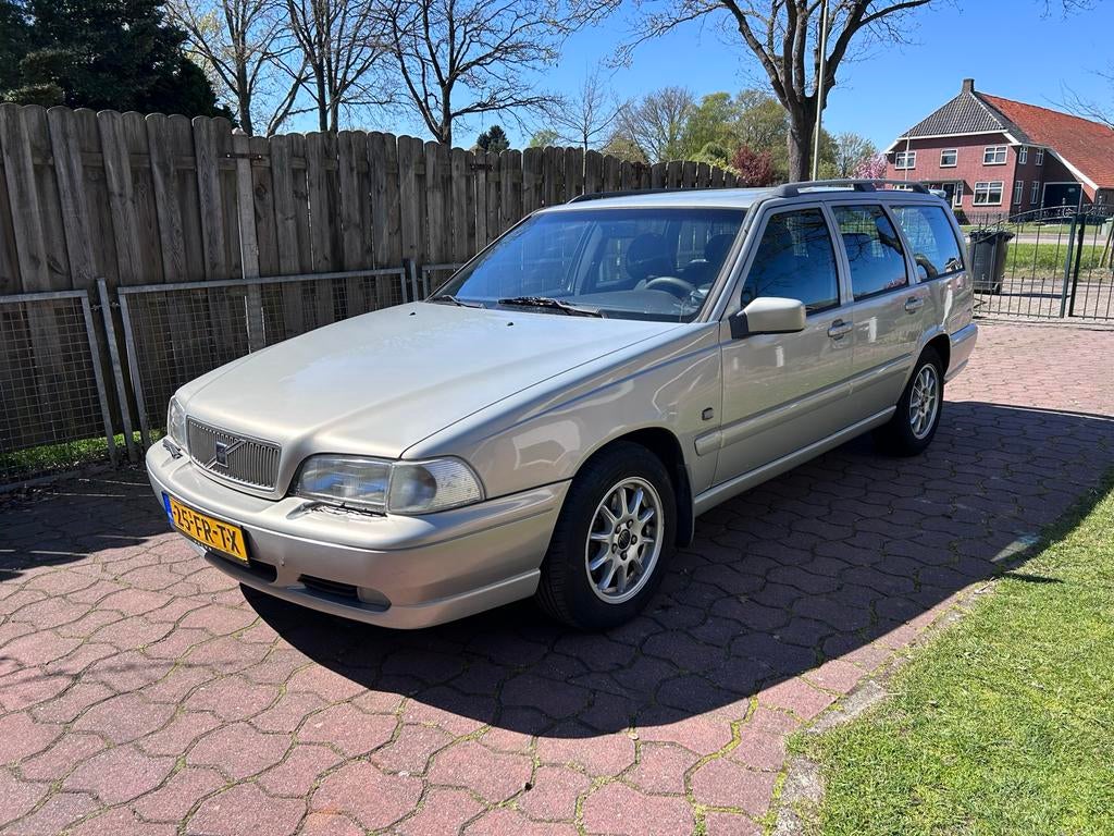 Volvo V70 2.4 170PK LPG met nieuwe APK en Distributieriem., Voorwielaandrijving, 1481 kg, Beige, Stationwagon
