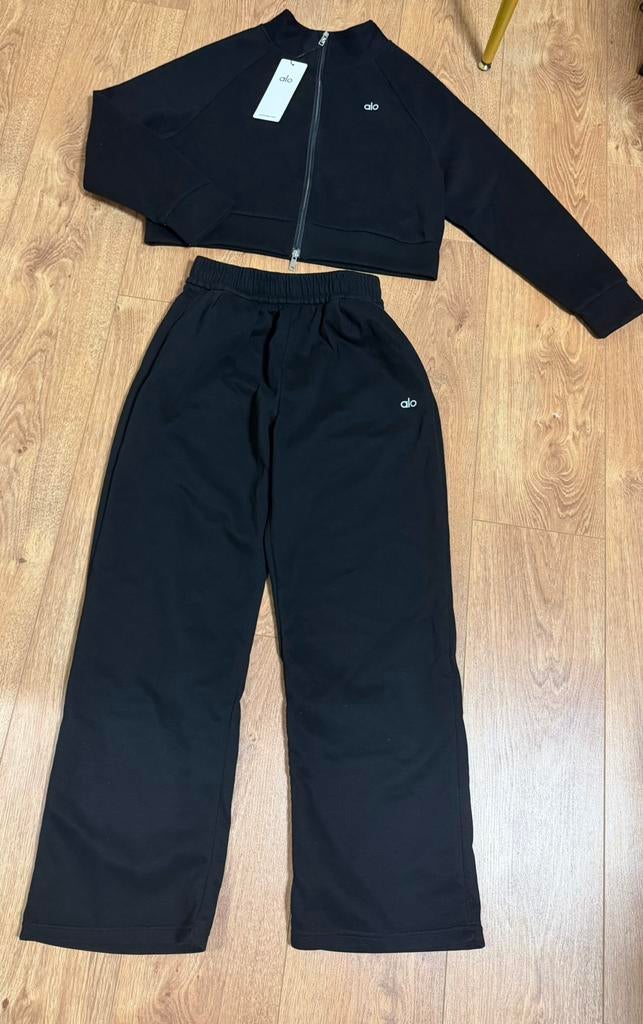 Alo Yoga set black witg a tag, Kleding | Dames, Sportkleding, Maat 38/40 (M), Nieuw, Ophalen of Verzenden, Grijs