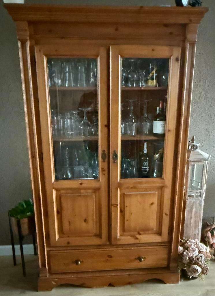 Oude grenen vitrinekast met glazen deuren en lade, Ophalen, Gebruikt, 50 tot 100 cm, Met lade(s)