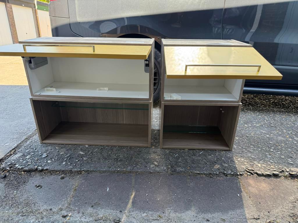 Twee wandkasten met goudgele fronten en glazen plank, Huis en Inrichting, Kasten | Wandmeubels, Gebruikt, Met klep(pen), Ophalen of Verzenden