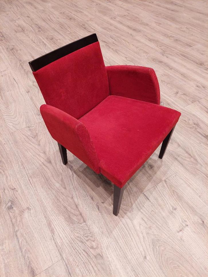 96 theater stoelen, Huis en Inrichting, Stoelen, Gebruikt, Vijf, Zes of meer stoelen, Hout, Stof, Rood, Ophalen