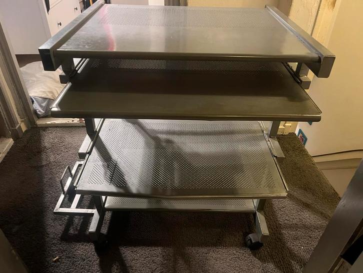 In hoogte verstelbaar bureau met wielen - Grijs, Huis en Inrichting, Bureaus, Gebruikt, Bureau, In hoogte verstelbaar, Ophalen