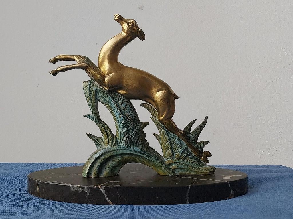 Art Deco hert gazelle beeld van zamak op marmeren voet, Antiek en Kunst, Gepatineerd, Ophalen of Verzenden, Zoogdier, 20 - 50 cm