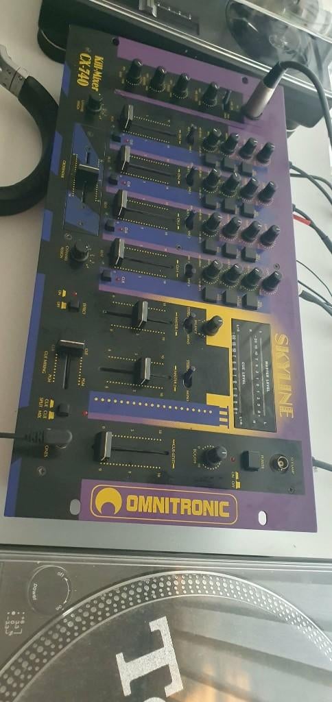 Skyline Omnitronic dj mixer/Behringer VMX 200, Ophalen of Verzenden, Zo goed als nieuw, Minder dan 5 kanalen, Microfooningang