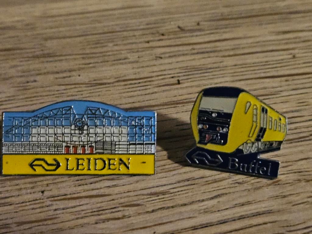 NS Leiden en Buffel pins, Ophalen of Verzenden, Transport