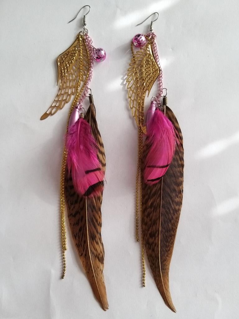 Bruine roze veren met kraaltjes hang oorbellen, Overige materialen, Hangers, Bruin, Ophalen of Verzenden