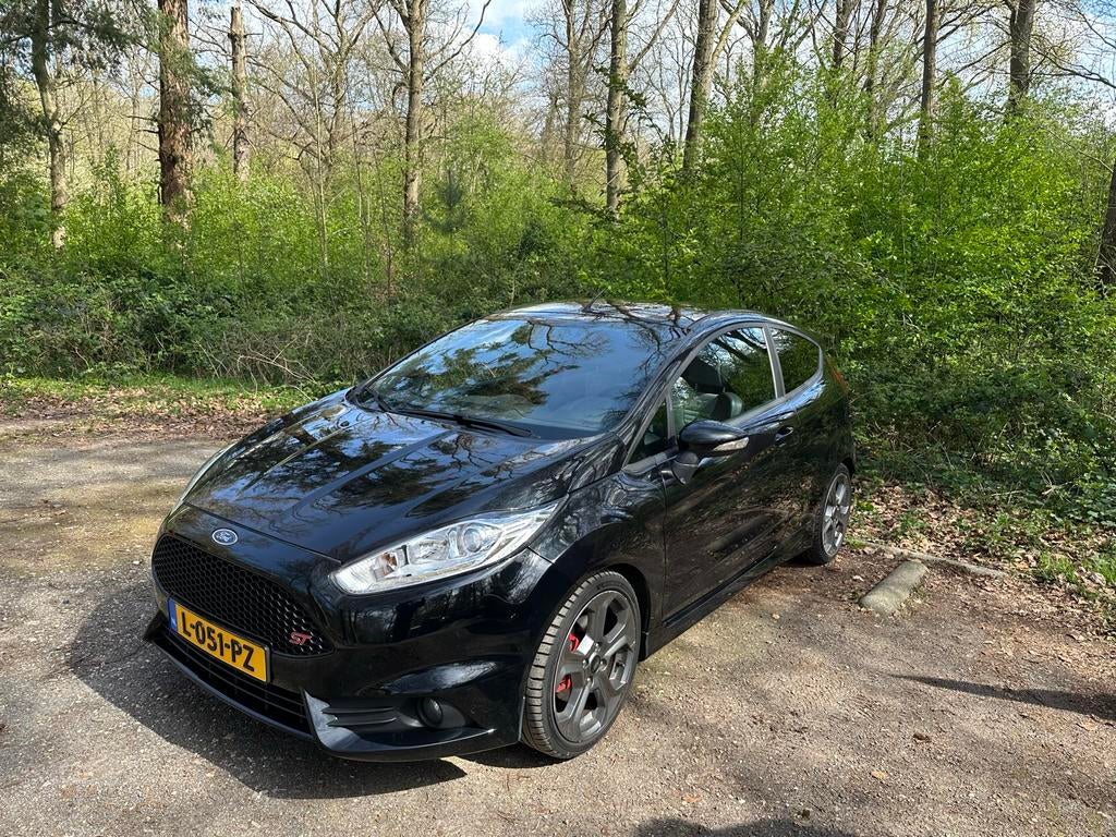 Ford Fiësta 1.6 ST2 2014| APK tot 04/2027| Niewe Distrubutie, Voorwielaandrijving, 1063 kg, Zwart, 4 cilinders