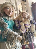 Twee grote poppen in kostuums, Ophalen