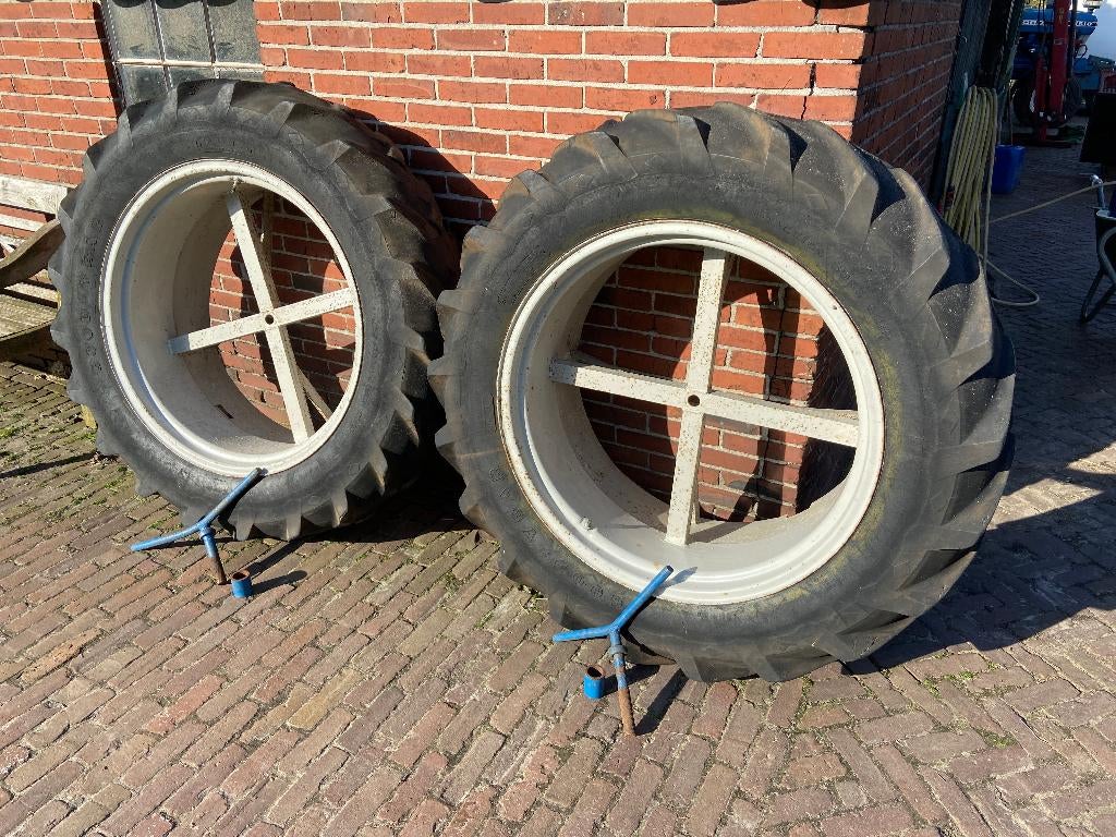 Dubbellucht 12.4 – R32 met spindels Ford tractor, Ophalen, Gebruikt, Tot 2500, Ford