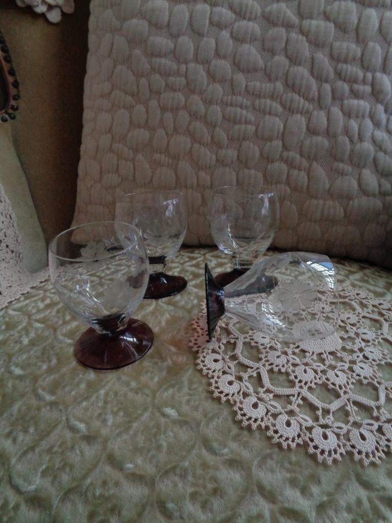 4 Bewerkte Port Glazen op Aubergine Voet ** Mimosa **, Antiek en Kunst, Antiek | Glas en Kristal, Ophalen of Verzenden