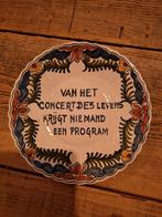 Makkumer Aardewerk Wandbordje - "Van het Concert des Levens", Ophalen of Verzenden