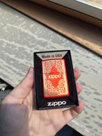 ZIPPO rode metallic sierdesign 60006156, Verzenden, Zo goed als nieuw, Aansteker