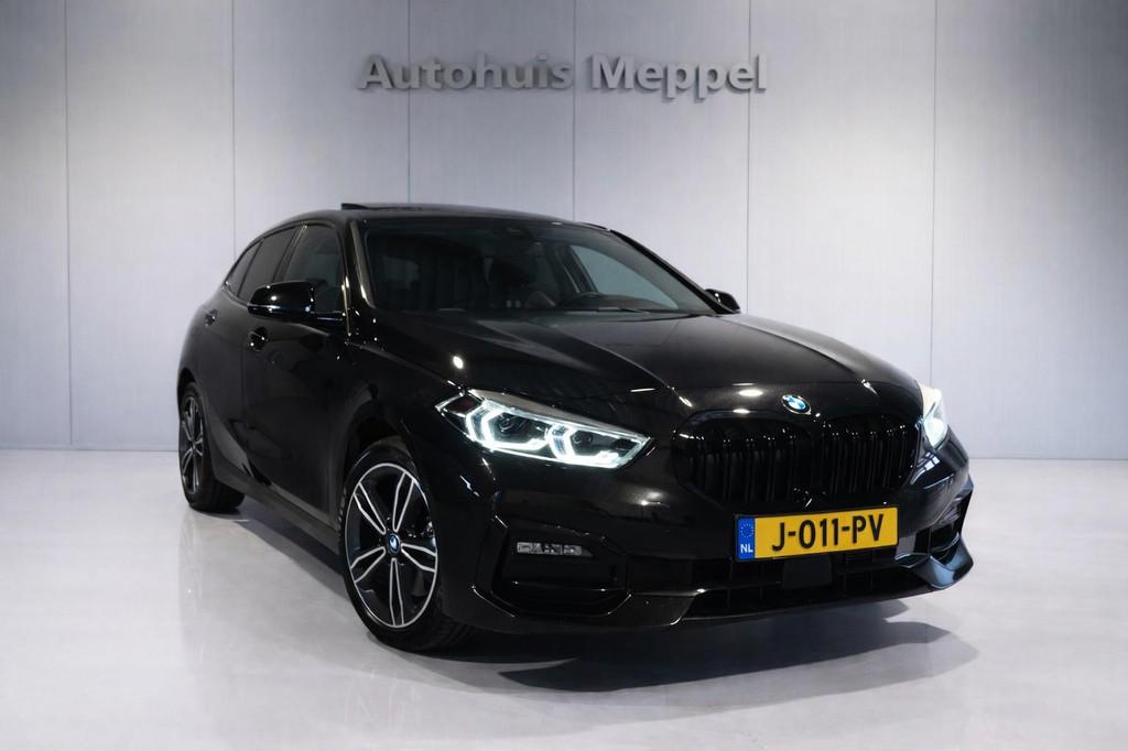 BMW 1 Serie 118i Sport Line | LED | Harman/Kardon | Panorama, Auto's, Gebruikt, Zwart, Origineel Nederlands, Handgeschakeld