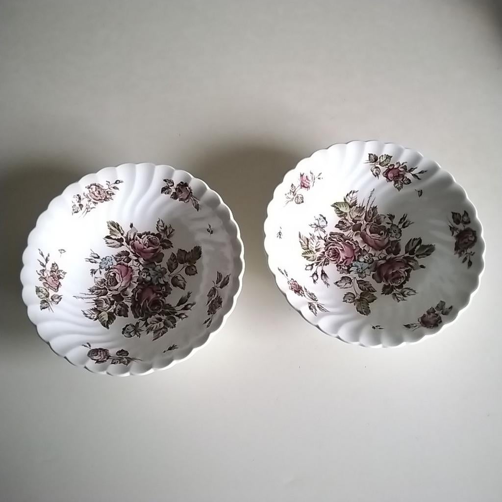 2 Johnson Bros  " Devon Sprays "schaaltjes, Huis en Inrichting, Keuken | Servies, Ophalen of Verzenden, Overige stijlen, Porselein