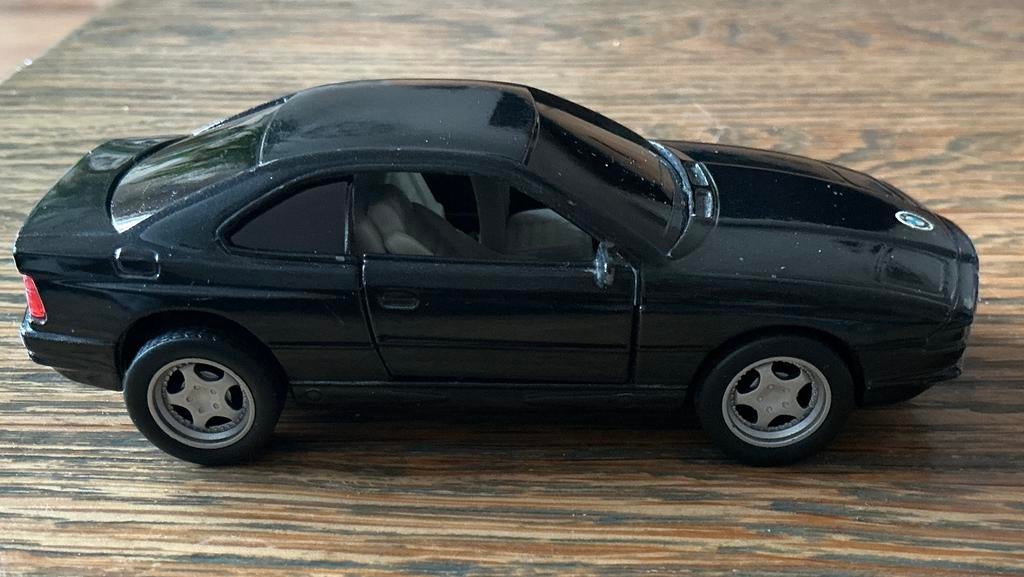 BMW 850 CSi ZWART MET GETINTE RAMEN 1/42, Hobby en Vrije tijd, Modelauto's | Overige schalen, Gebruikt, Auto, Ophalen